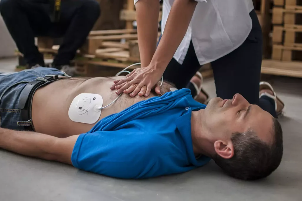 Manovra MCE - massaggio cardiaco esterno