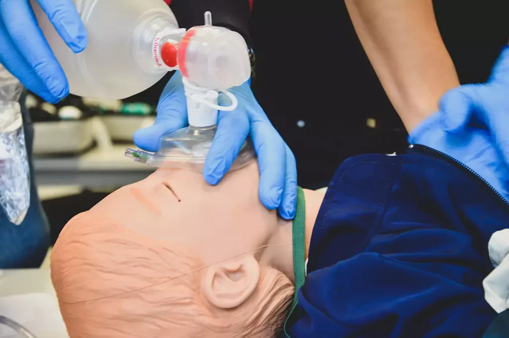 Corso EPALS - manovra ventilazione insuflazione bambino
