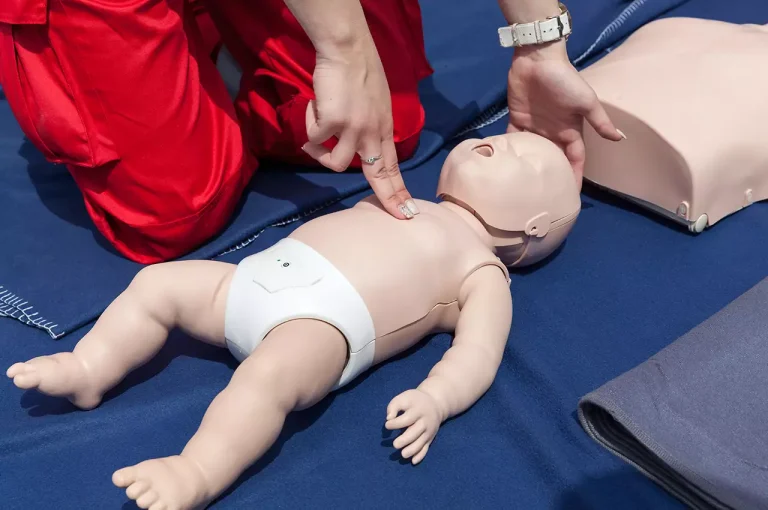 Manovra MCE - massaggio cardiaco - lattante - bambino